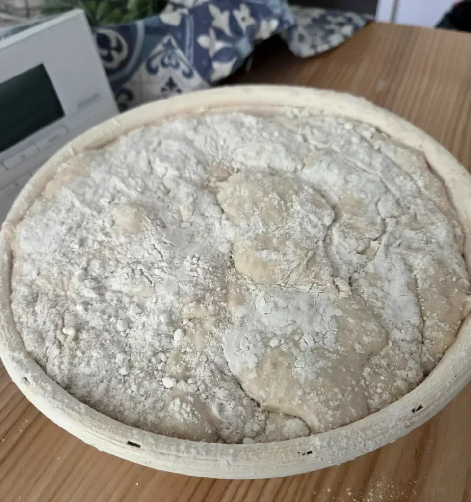 wyrastanie chleba w koszyczku