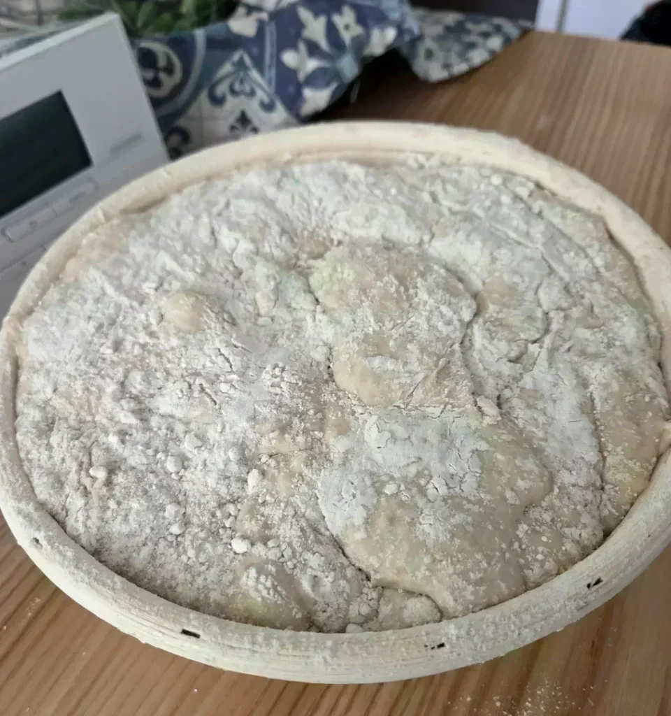 wyrastanie chleba w koszyczku